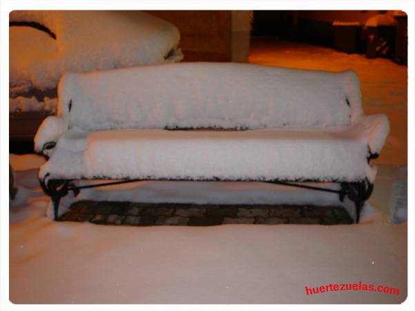 Banco de la plaza nevado